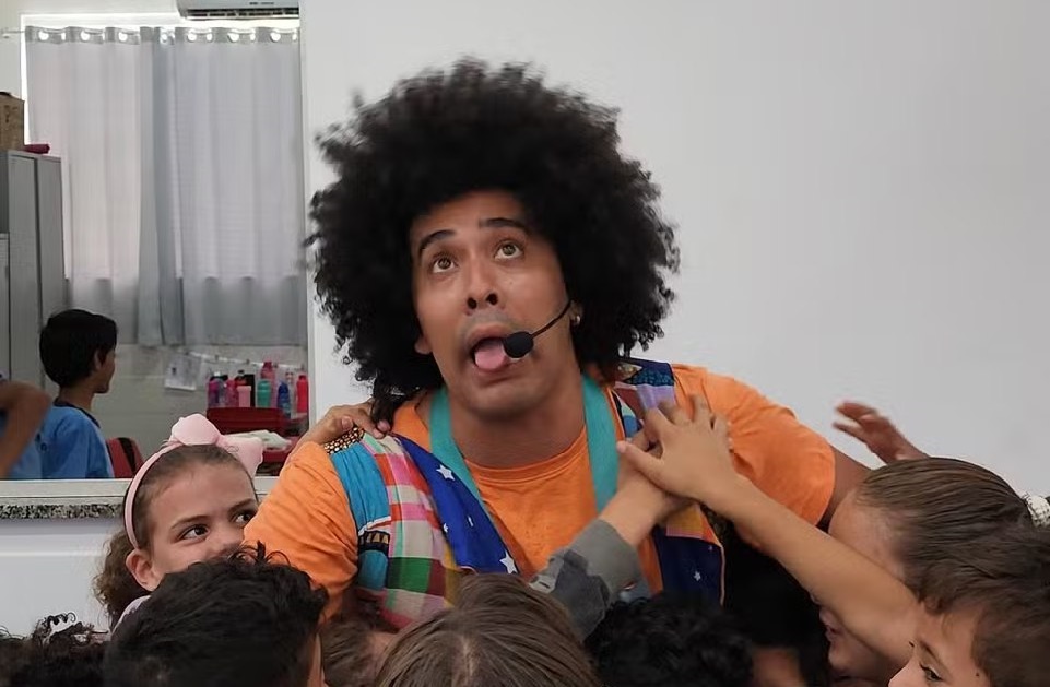 Acreano roda o país com espetáculo de contação de histórias: ‘muito honrado em levar minha adaptação Brasil afora’