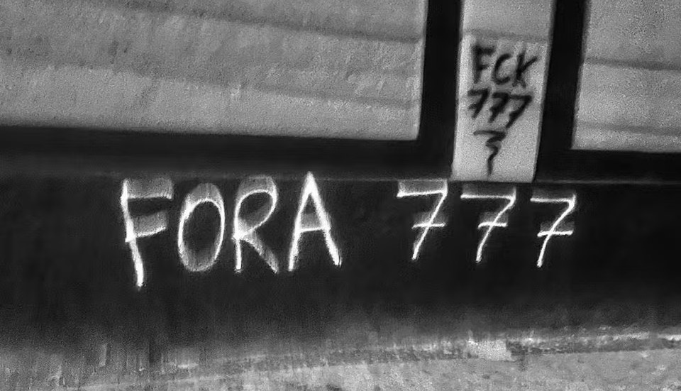 Muros de São Januário, estádio do Vasco, amanhecem pichados com ameaças à 777