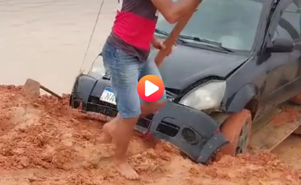 Carro atola e quebra na saída de balsa entre Rodrigues Alves e Cruzeiro do Sul