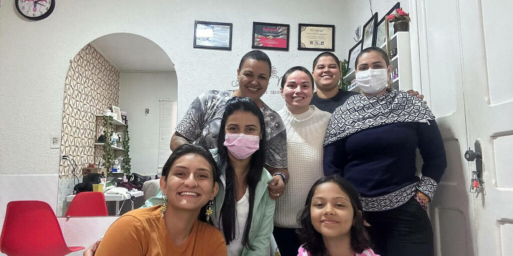 Mulheres raspam a cabeça para apoiar amiga com câncer: ‘processo de renascer juntas’