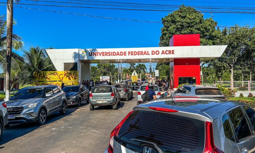 Grevistas bloqueiam entrada da Ufac em Rio Branco: “é para provocar prejuízo sim”