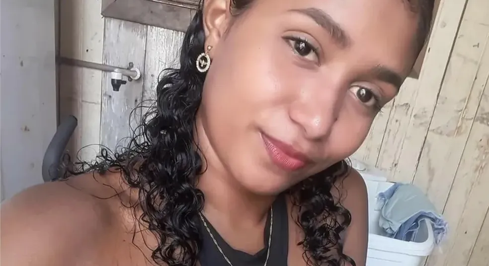 Mãe de três crianças que morreram carbonizadas no Acre é absolvida do crime de abandono