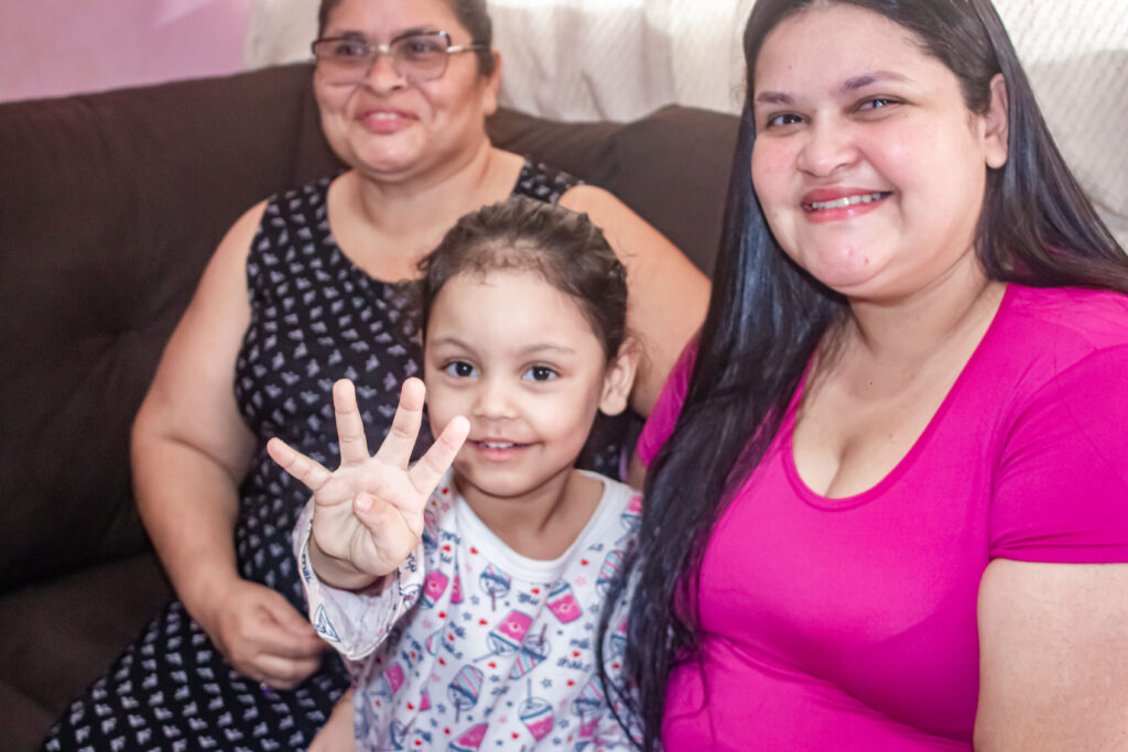 Após transplante de córnea feito no Acre, mãe volta a enxergar e realiza sonho de conhecer o rosto da filha