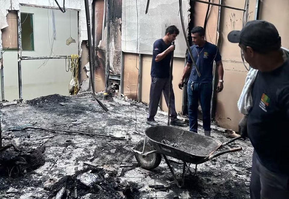 Incêndio destrói sala de TI da Fundação Elias Mansour e atendimento é suspenso no Acre