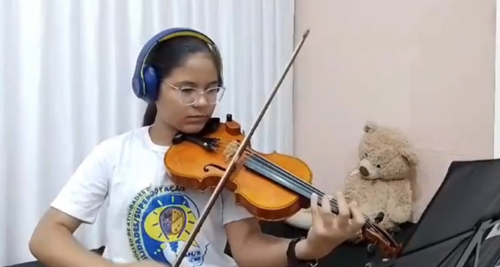 Menina superdotada de 13 anos toca 15 instrumentos, já foi aprovada em 2 universidades e em concurso no AC