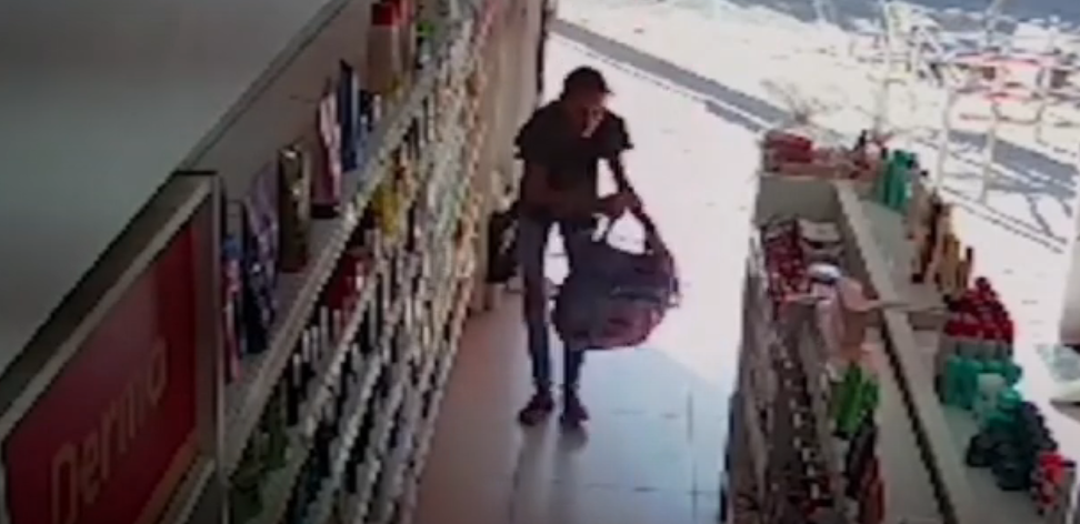 Cadeirante ‘passa mal’ enquanto mulher furta em farmácia de Rio Branco; assista