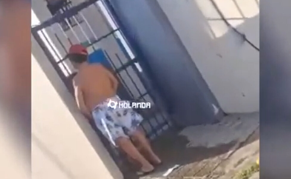 Idoso é flagrado fazendo criança tocar seu pênis no meio da rua