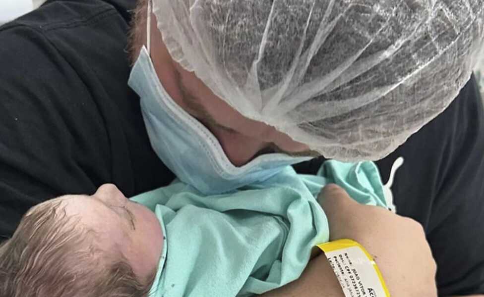 Sertanejo Conrado e esposa lamentam morte de um dos filhos: ‘Peito está dilacerado’