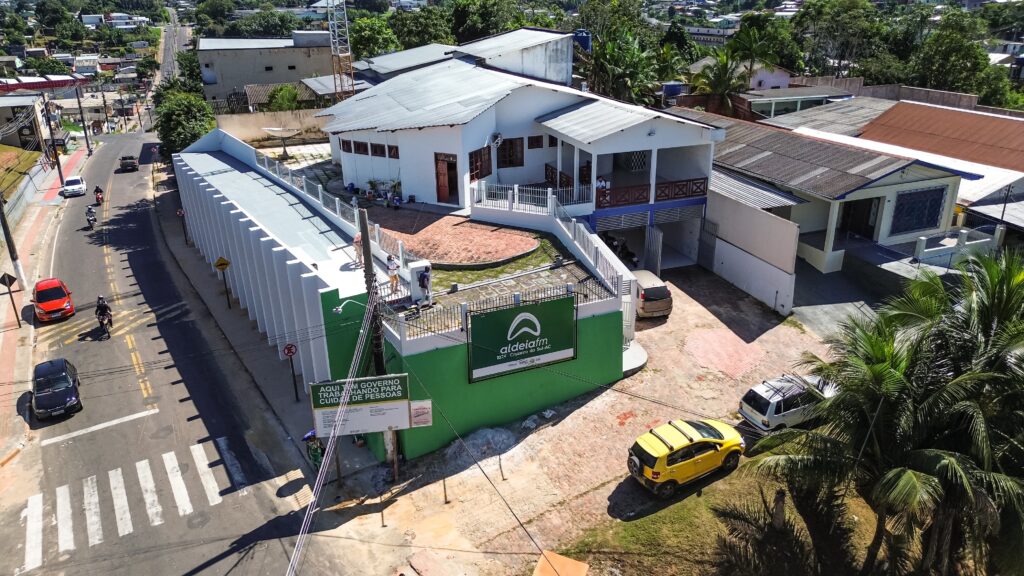 Secretaria de Obras conclui muro de contenção da Rádio Aldeia de Cruzeiro do Sul