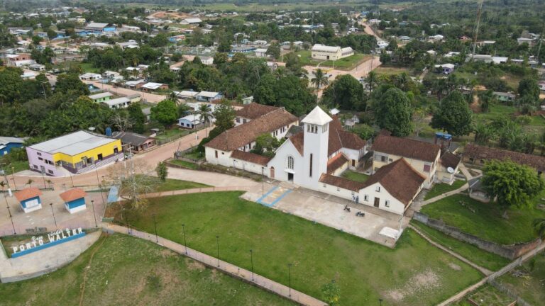 Nos 32 anos de Porto Walter, governo celebra atuação no município com marco histórico em aldeia, avanços na saúde e ampliação de infraestrutura