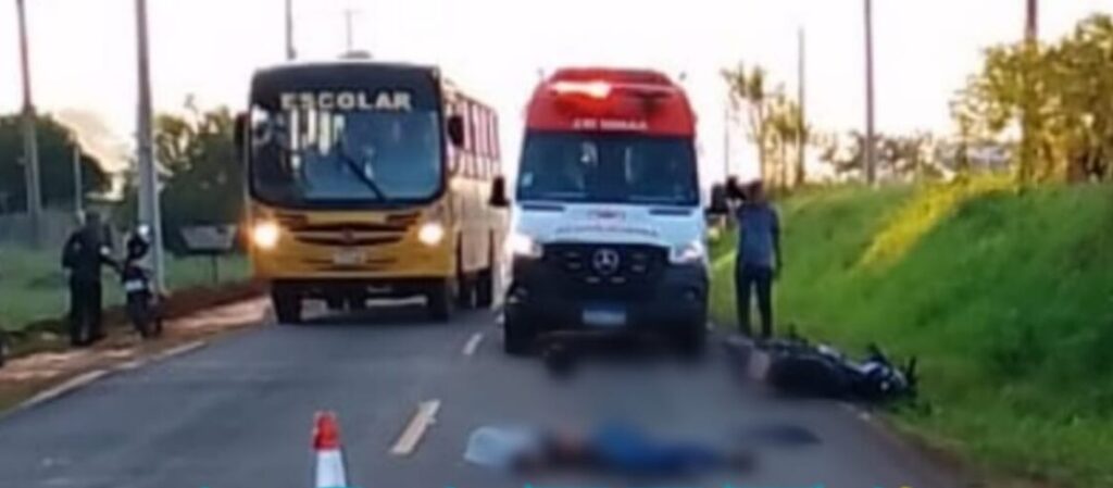 VÍDEO: Jovem é atropelado por caminhão em alta velocidade e morre esmagado em rodovia no Acre