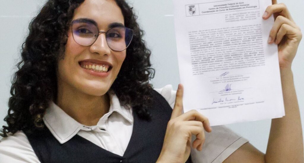 Deputada Erika Hilton parabeniza primeira travesti formada em Psicologia pela Ufac