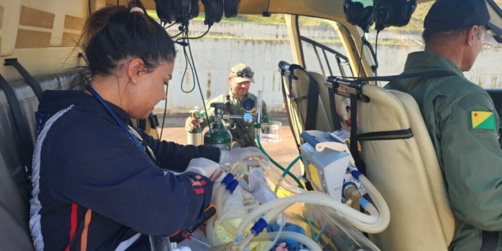 Recém-nascido com insuficiência respiratória é resgatado em terra indígena de Assis Brasil