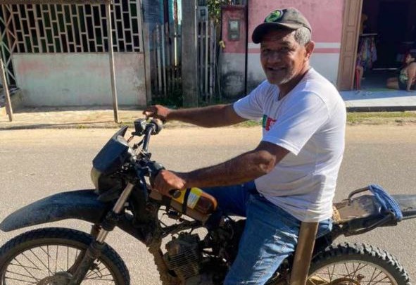 Em Guajará (AM), motocicleta chama atenção com ‘tanque’ de gasolina de garrafa pet; assista