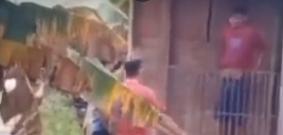 Após ser acusado de furtos em bairro, monitorado apanha dos moradores no AC; assista