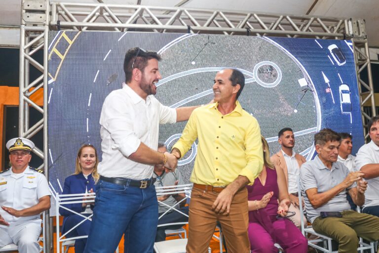 Zequinha Lima e Gladson Cameli entregam a rotatória do 61º BIS em Cruzeiro do Sul