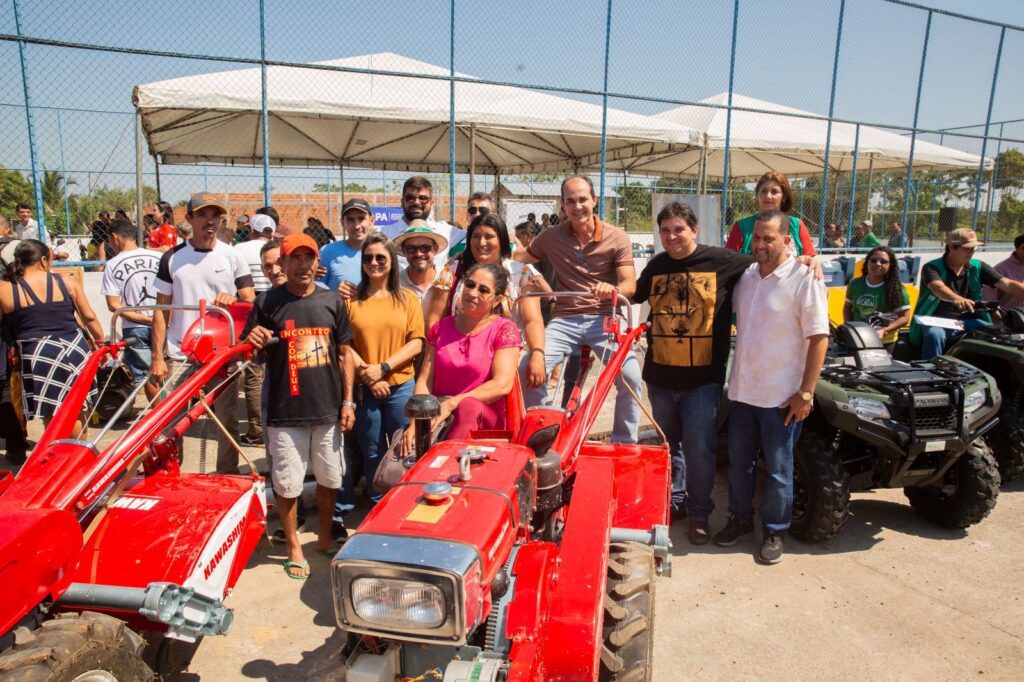 Zequinha Lima entrega equipamentos agrícolas para moradores do Ramal de Centrinho e Ramal do Escondido