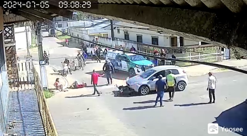 Vídeo: Em Guajará, acidente envolvendo carro e motocicleta deixa dois feridos