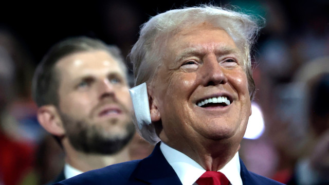 Trump faz primeira aparição pública após atentado e é ovacionado