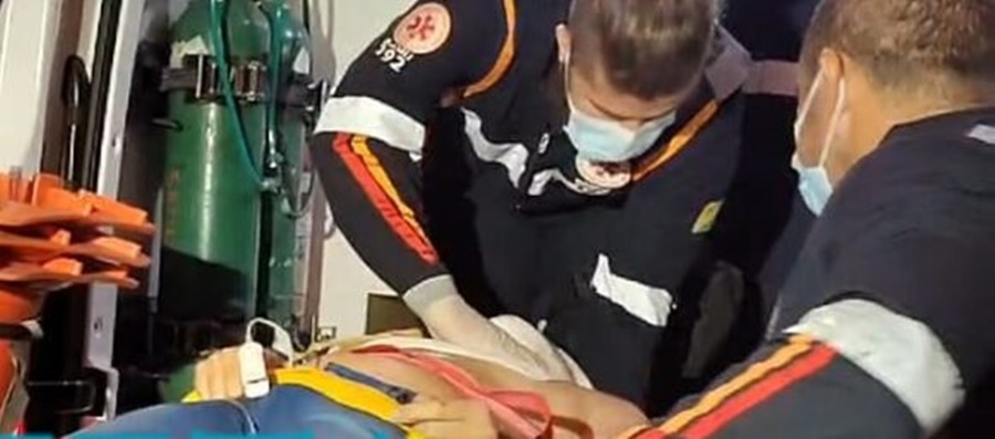 Homem fica ferido após empinar moto, perder o controle da direção e bater contra poste no AC