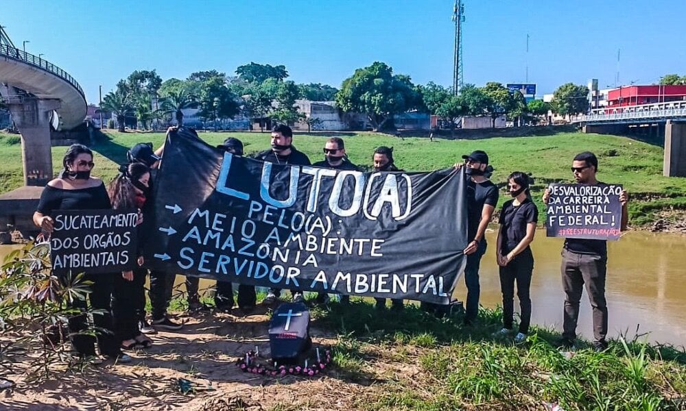Grevistas realizam protesto e fazem “velório” do Rio Acre, em Rio Branco