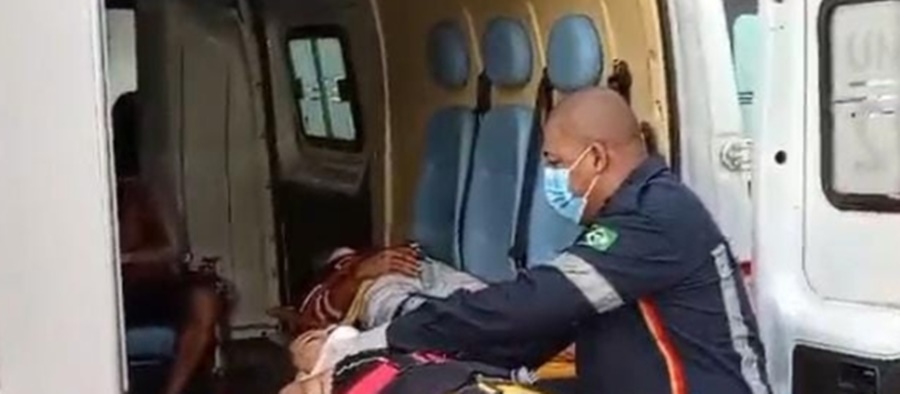 Veículo capota ao desviar de motocicleta em estrada no interior do Acre