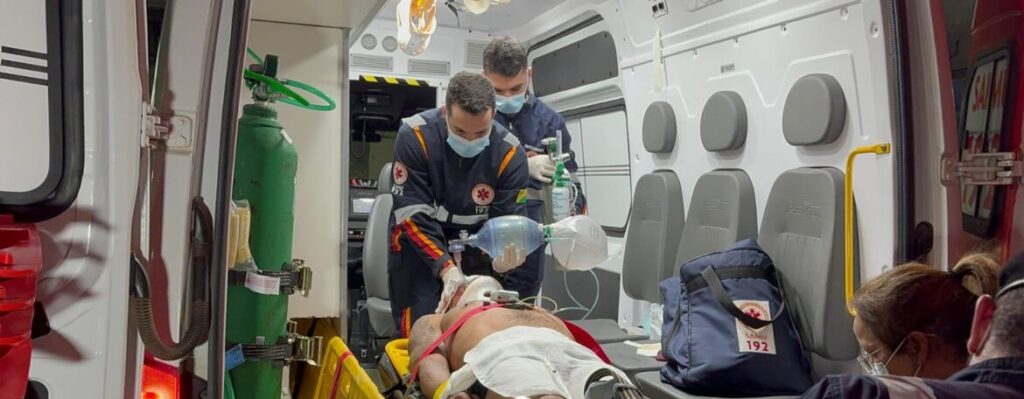 Homem cai de árvore de 5 metros após ter crise de epilepsia enquanto cortava galhos