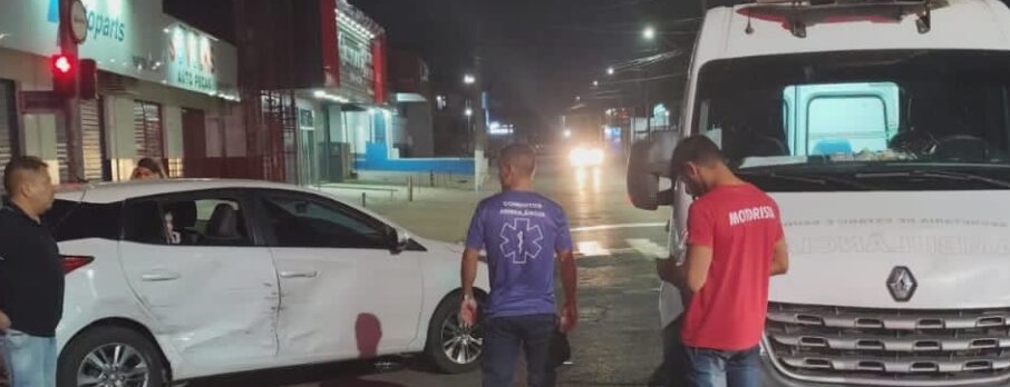 Carro colide contra ambulância que levava paciente em estado grave; paramédicos são arremessados