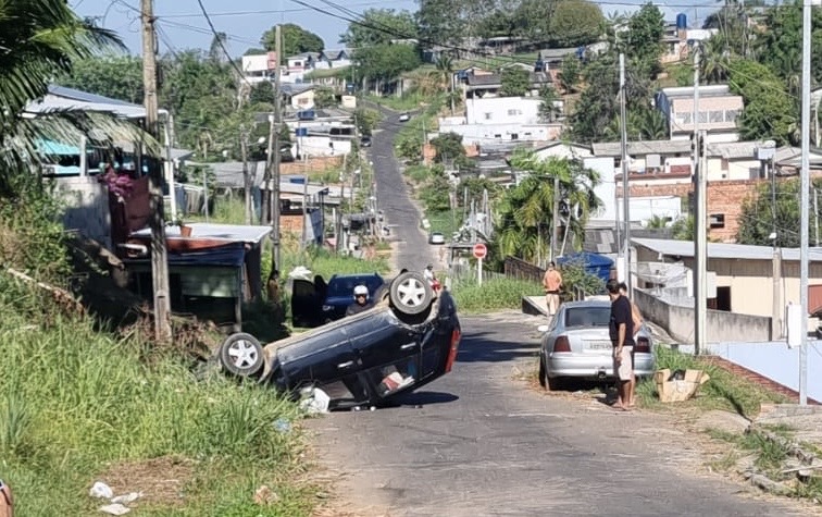 URGENTE: Condutor capota veículo após colidir com motocicleta, em Cruzeiro do Sul