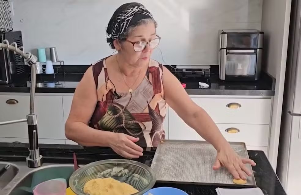 Idosa acreana faz sucesso com receitas e dicas de artesanato na internet: ‘Amo ensinar’