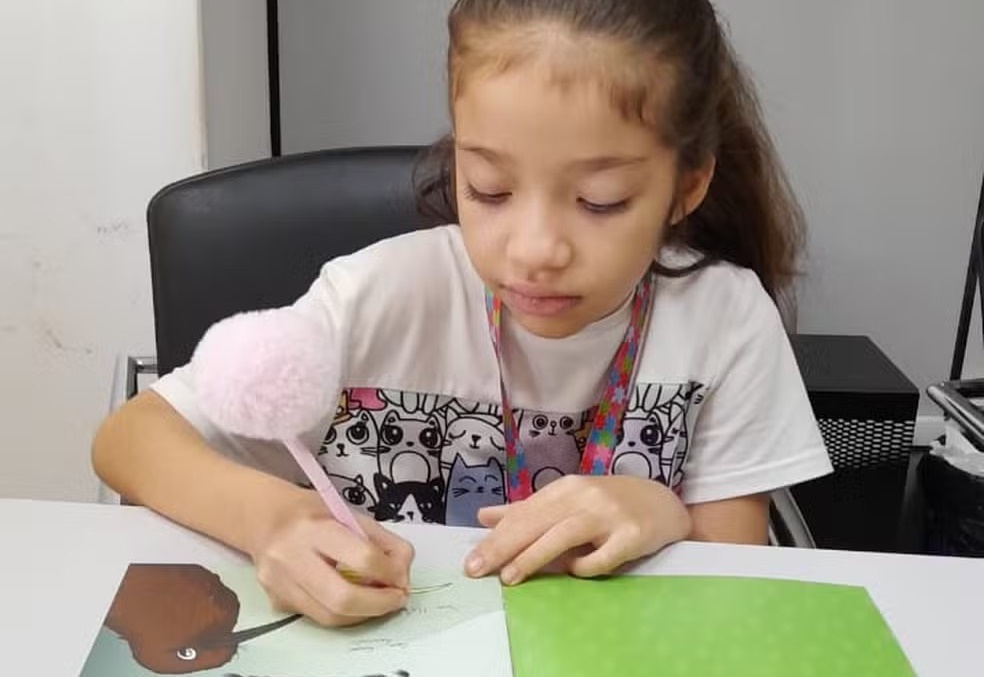 No AC, menina de 7 anos com autismo lança seu primeiro livro e tem mais 14 prontos