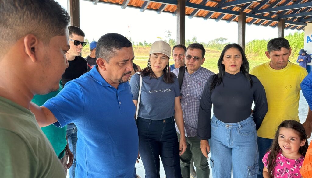 Manifestantes bloqueiam aeródromo em Porto Walter para impedir voo de políticos e pedir liberação de Ramal