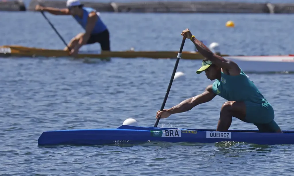 Isaquias Queiroz avança direto à semifinal da canoa individual