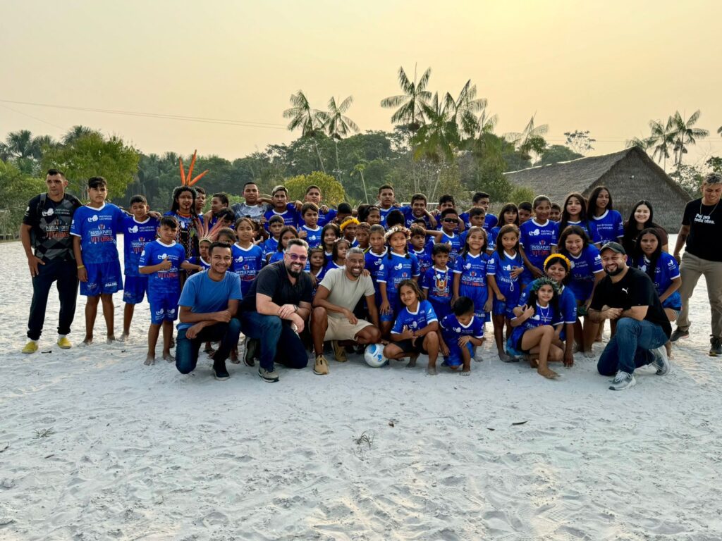 Alan Rick e Léo Moura inauguram primeira escolinha do craque rubro-negro em território indígena