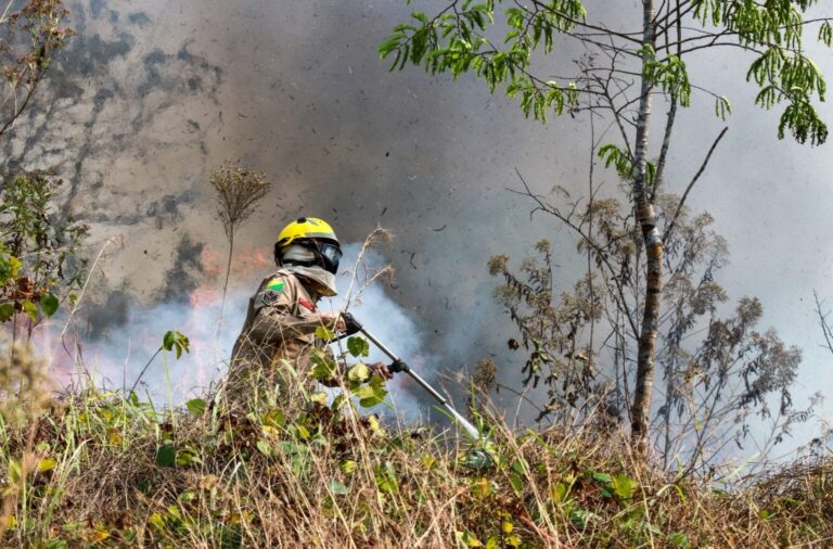Aumento de queimadas faz Jordão pedir ajuda aos bombeiros no Acre