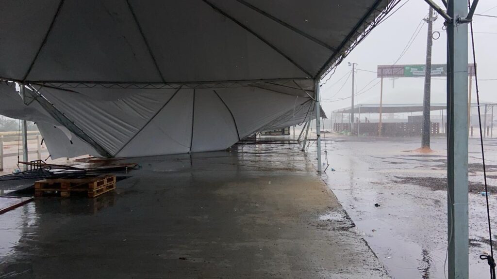 Temporal derruba tendas utilizadas na ExpoAcre Juruá, em Cruzeiro do Sul