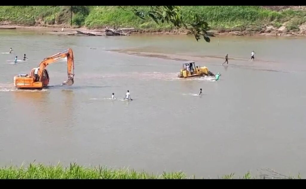 Máquinas já conseguem atravessar o leito do Rio Juruá em Porto Walter; assista