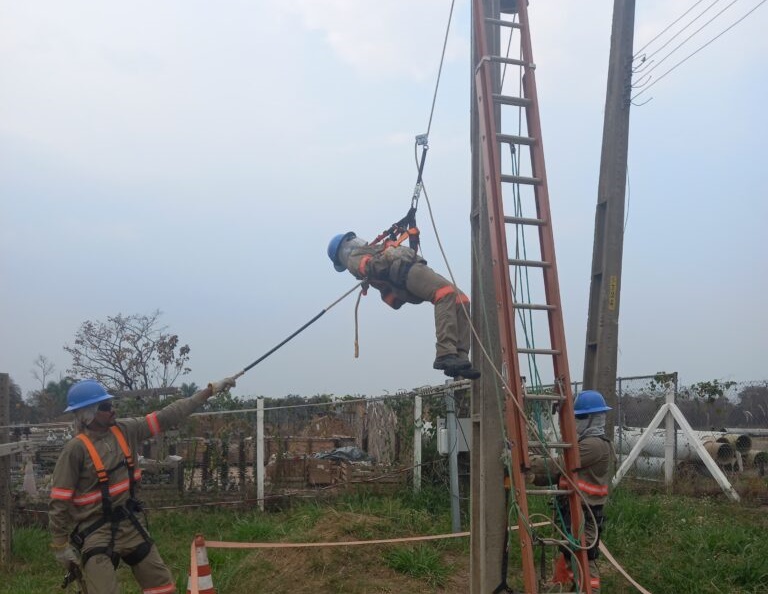 Empoderamento feminino: Camila Melo é a primeira mulher a atuar como eletricista em Cruzeiro do Sul