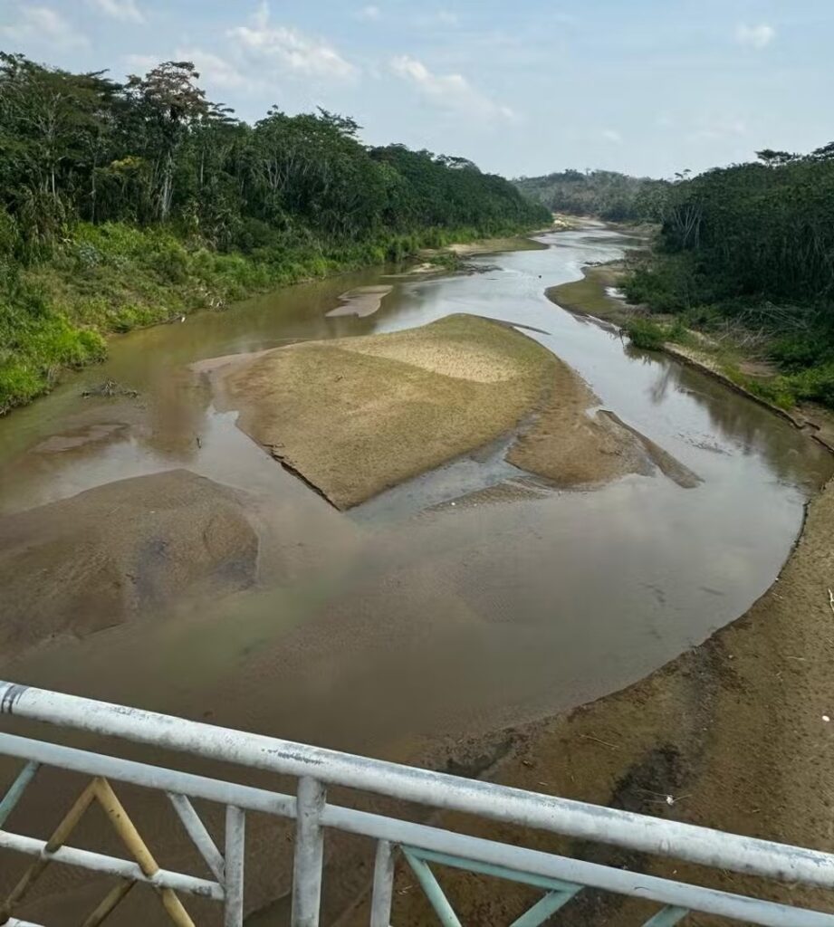 Na fronteira do Acre com o Peru, seca extrema possibilita atravessar rio a pé