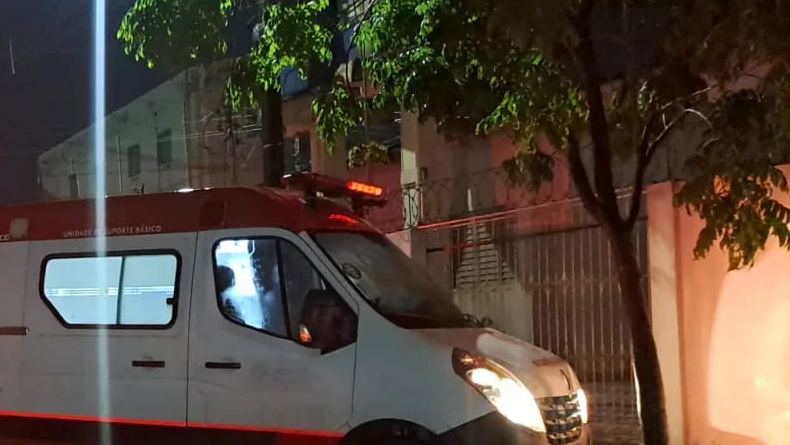 Jovem de 18 anos furta ambulância e colide em árvore durante fuga no AC