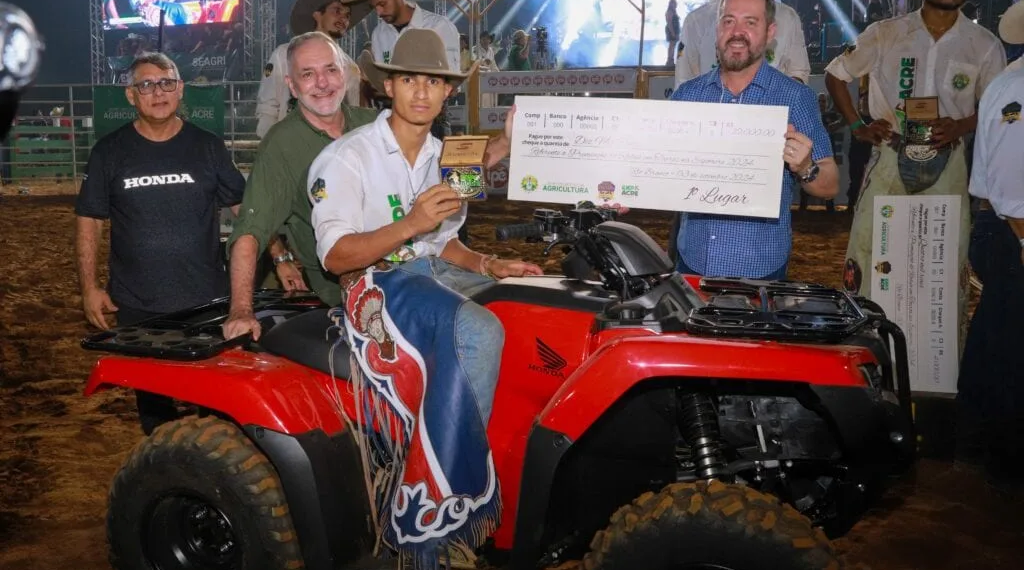 Campeão da final do rodeio da Expoacre leva R$10 mil e quadriciclo
