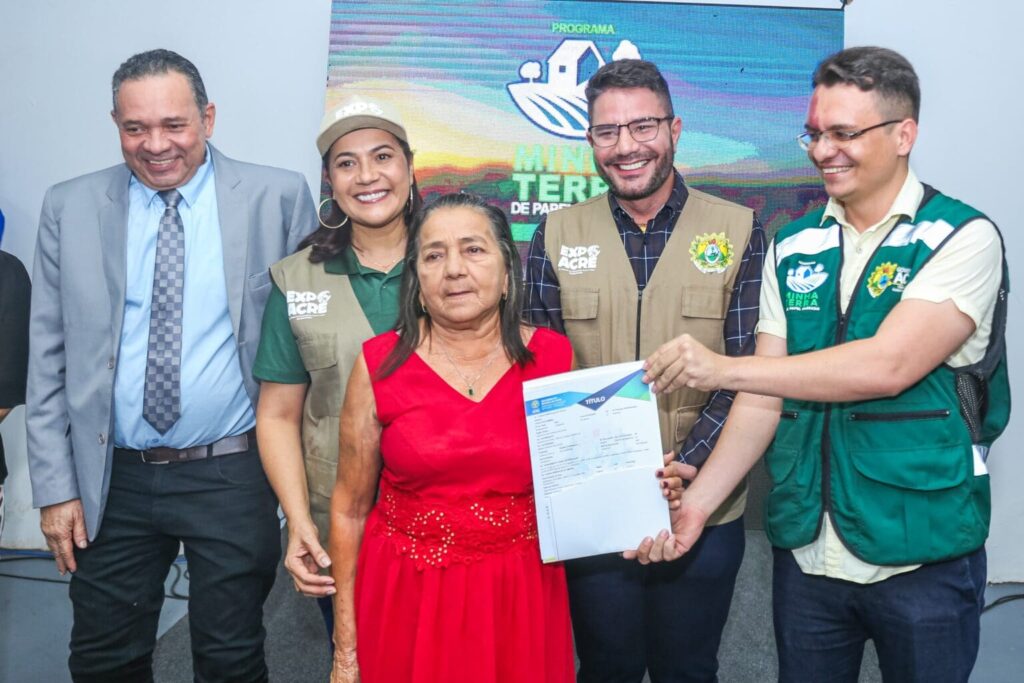 Governo do Acre beneficia famílias rurais com entrega de títulos na Expoacre