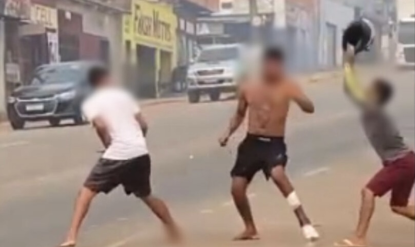 Vídeo mostra briga envolvendo três homens, incluindo um de muleta, em Rio Branco