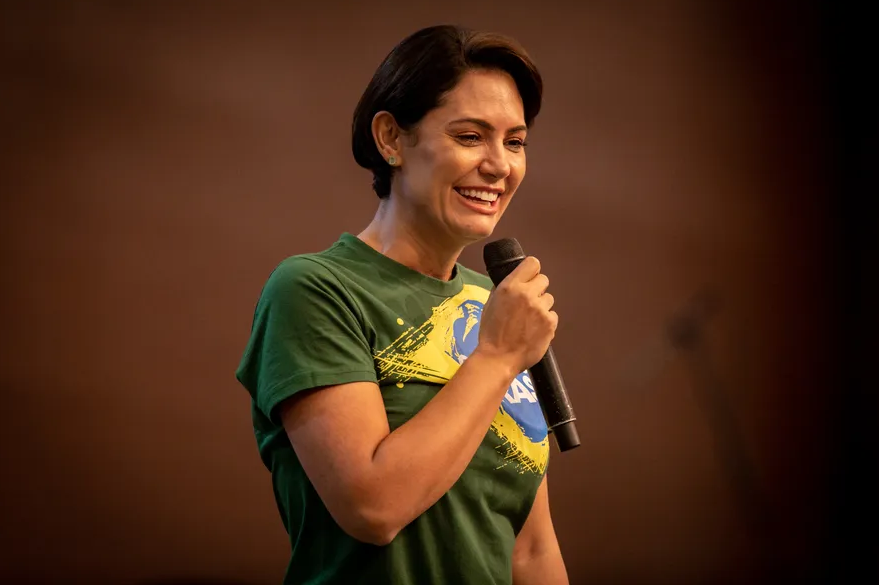 Michelle Bolsonaro não consegue embarcar por causa da fumaça e adia agenda com Bocalom