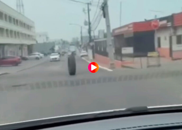 No Acre, pneu se solta de caminhão, passa “raspando” em motos e atinge carro; assista