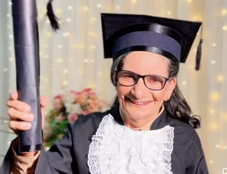 Idosa de 73 anos que realizou sonho ao finalizar ensino médio por meio da Educação de Jovens e Adultos começa curso de informática e faz planos para a faculdade