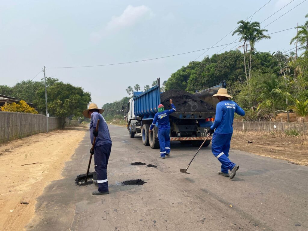 Deracre executa operação tapa-buraco na rodovia AC-407 para melhorar mobilidade e segurança