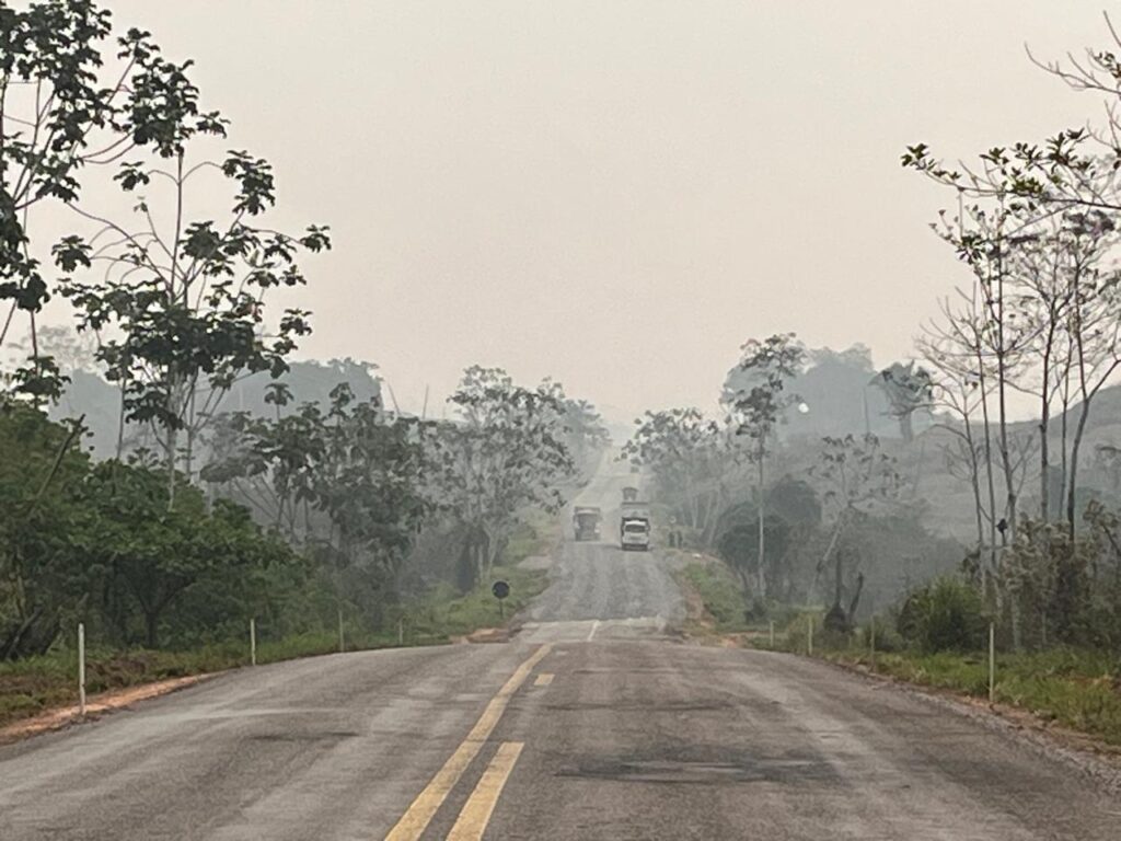 Mesmo com decretos proibindo queimadas, BR-364 é tomada por fogo e cinzas no Acre