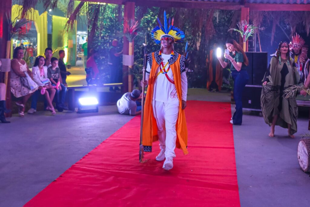 Coleção Yawa Tari de Nedina Yawanawa é destaque em desfile de moda na Expoacre