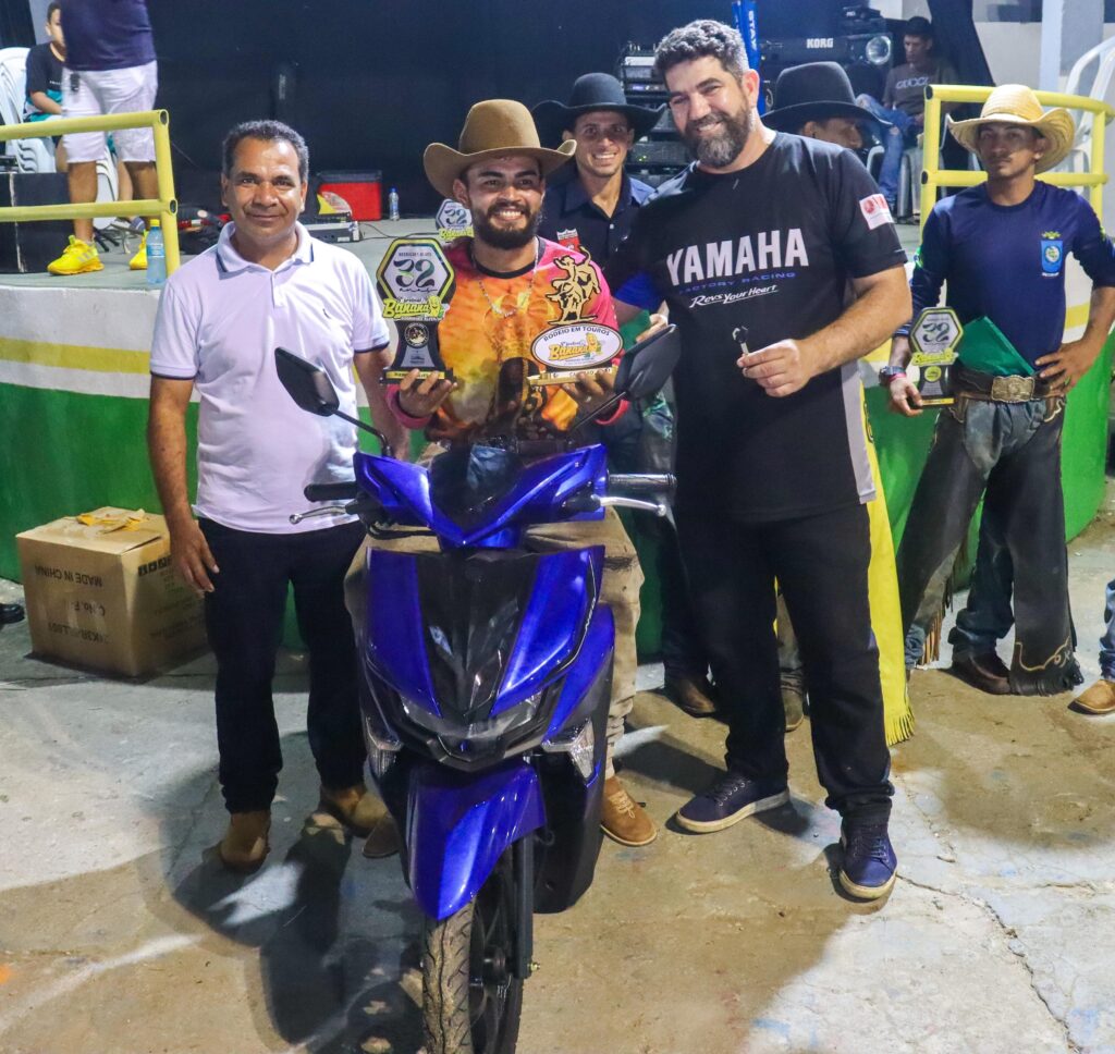 Ganhadores de rodeio do 8º Festival da Banana recebem premiação de R$ 10 mil reais e moto